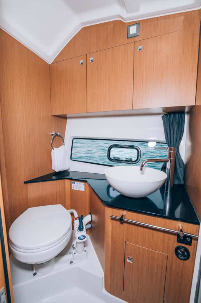 The en-suite of the Beneteau Flyer 10 for sale UK at Bates Wharf
