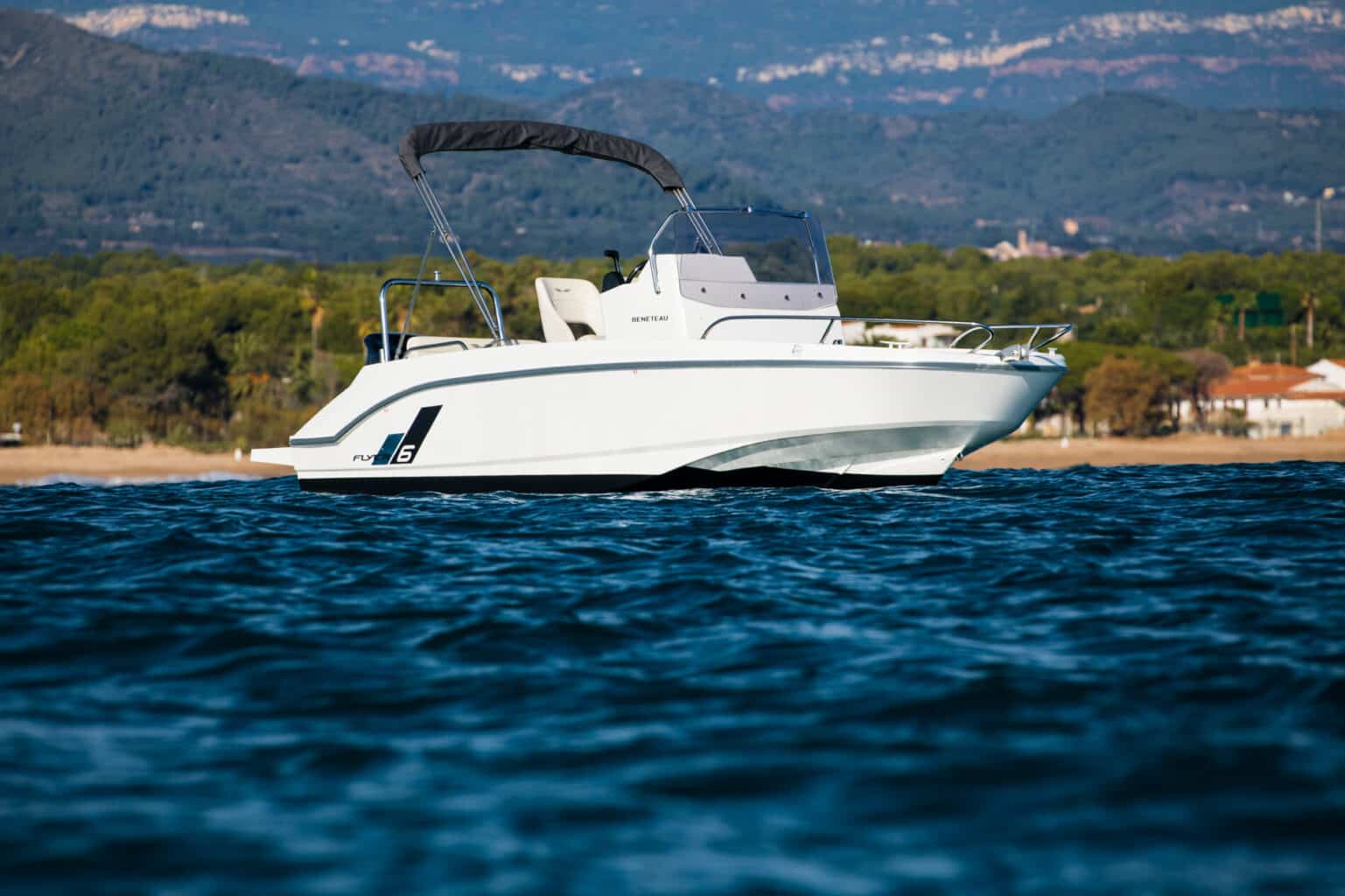 The Beneteau Flyer 6 Spacedeck for sale UK at Bates Wharf Marine Sales
