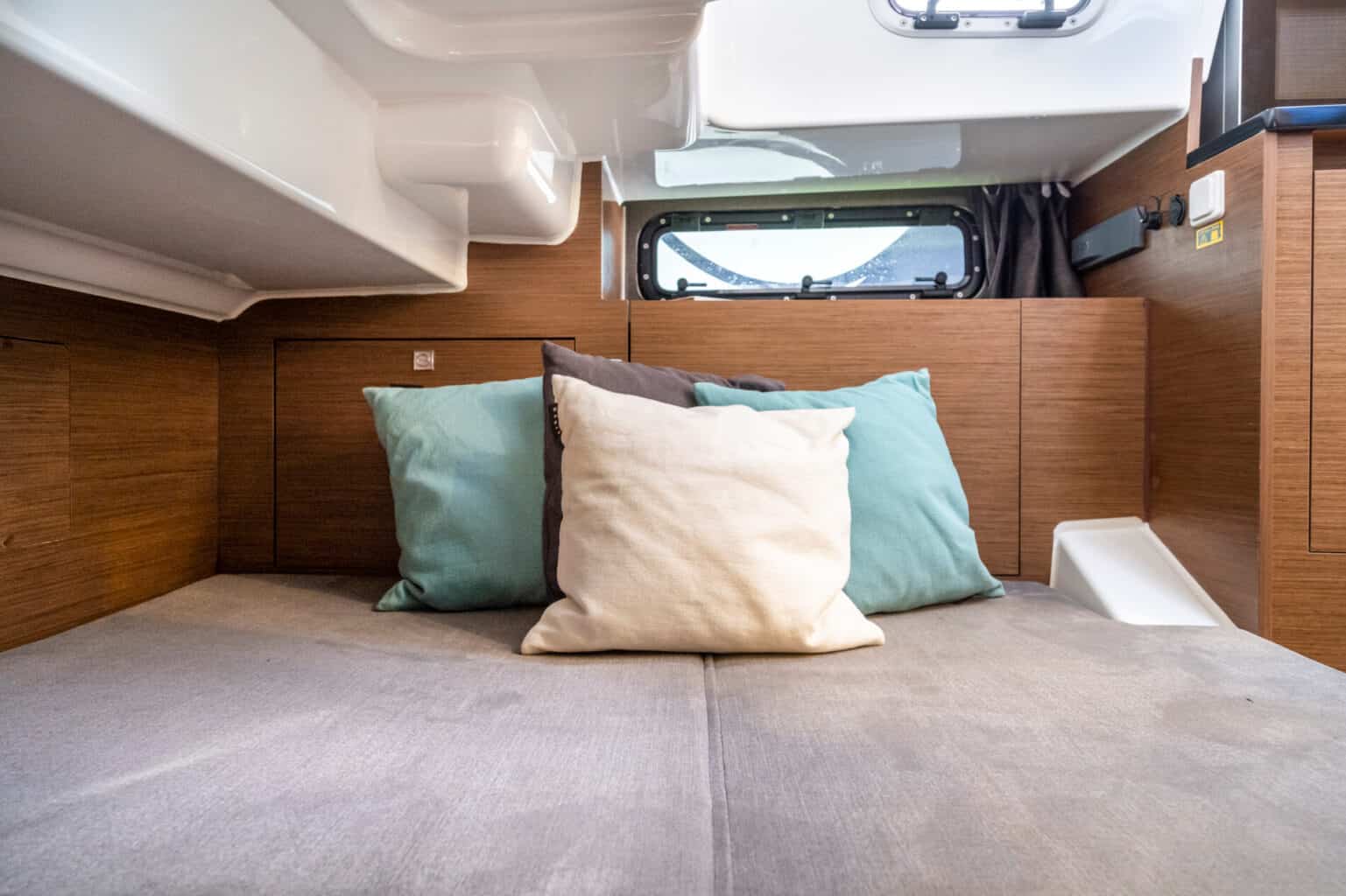 The cabin bedding of the Beneteau Flyer 9 Spacedeck for sale UK at Bates Wharf 