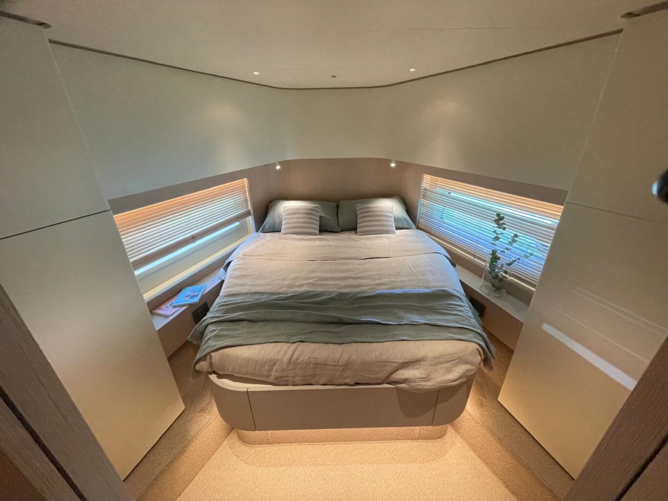 The VIP cabin of the Azimut Seadeck 6 yacht