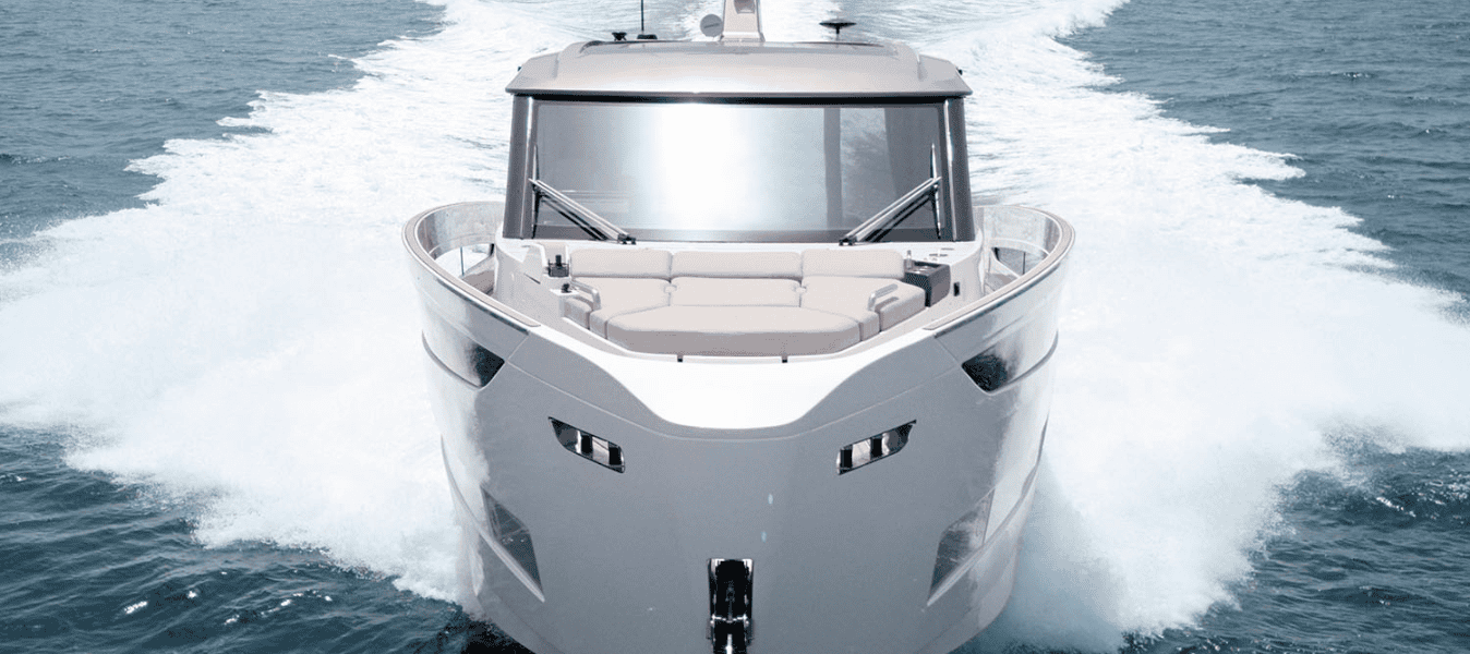 The Azimut Seadeck 6 sailing at sea