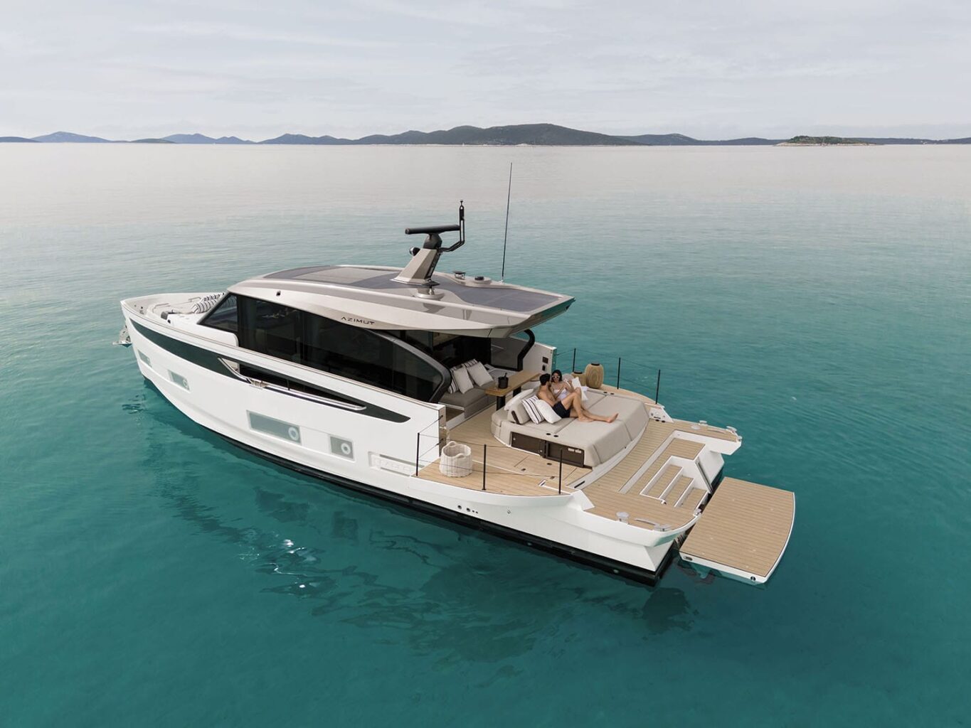 Azimut Yacht Seadeck 6 at sea