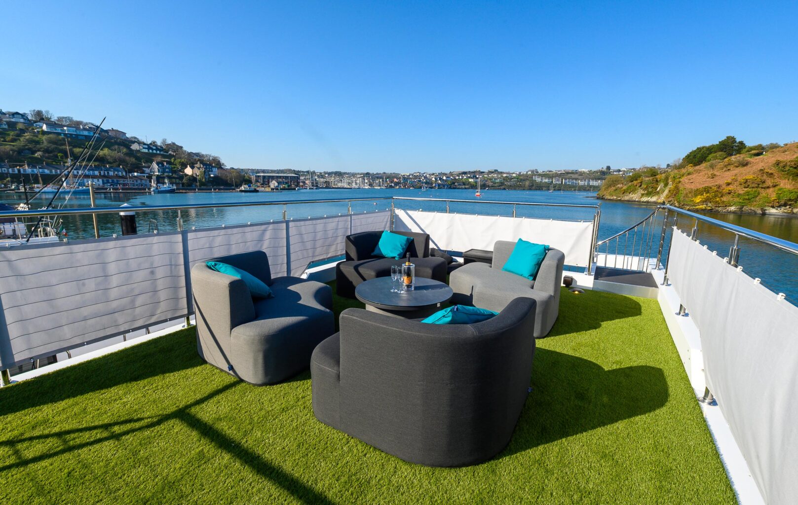 Bluefield M350 houseboat roof garden with sofa