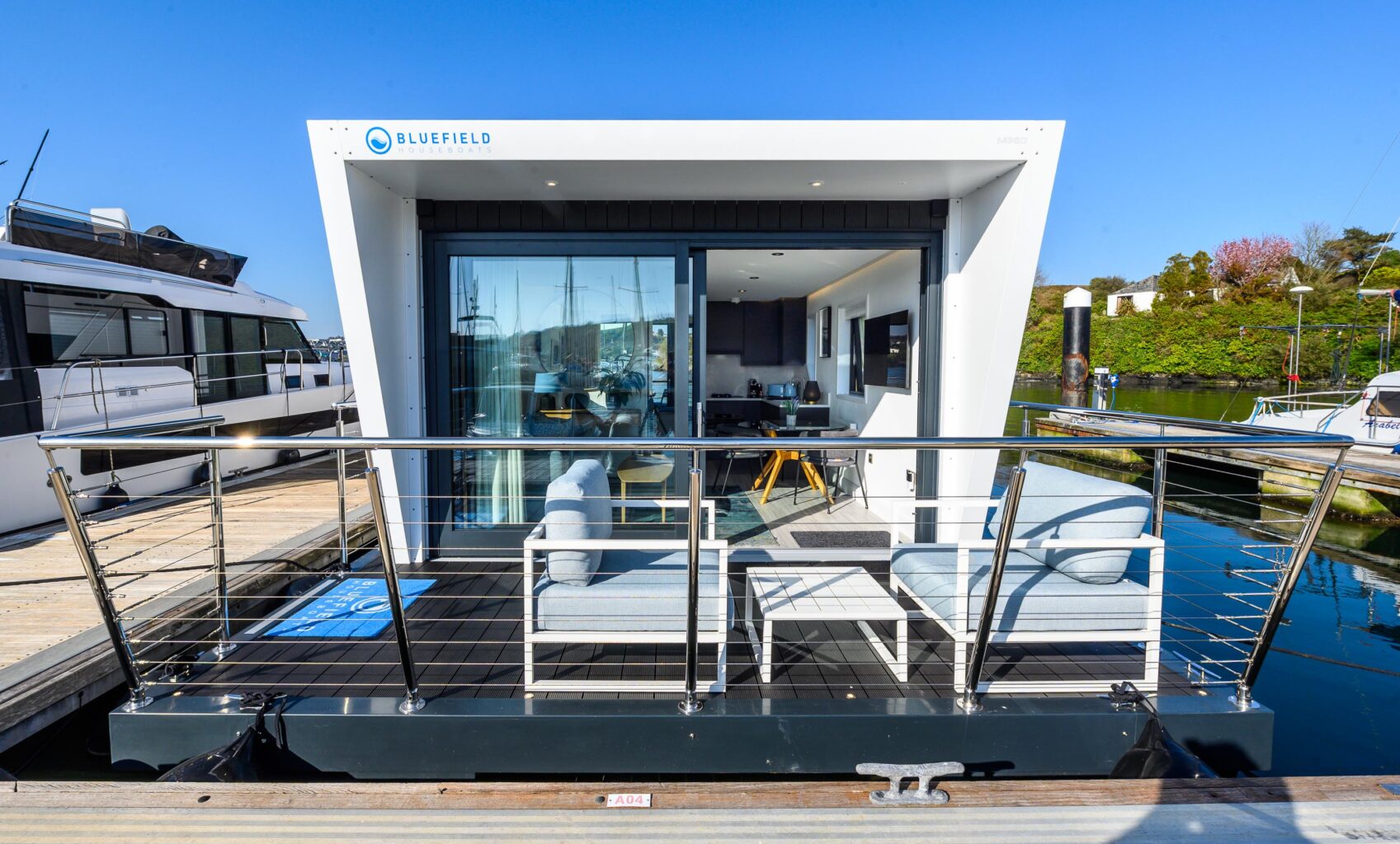 Bluefield M350 houseboat -balcony